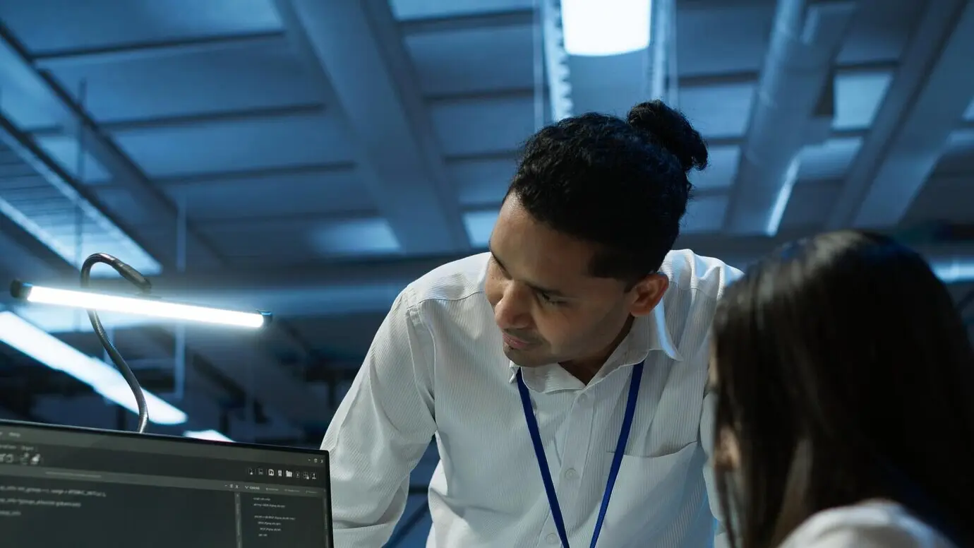 Spezialistenteam, das die Systeme im Serverraum aktualisiert