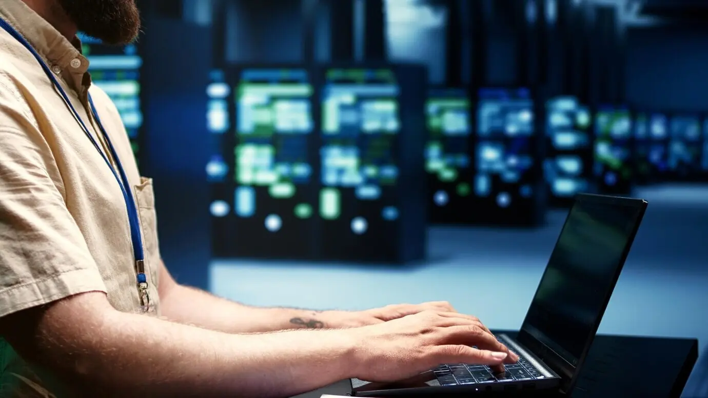 Vorgesetzter führt einen Server-Diagnosetest durch.