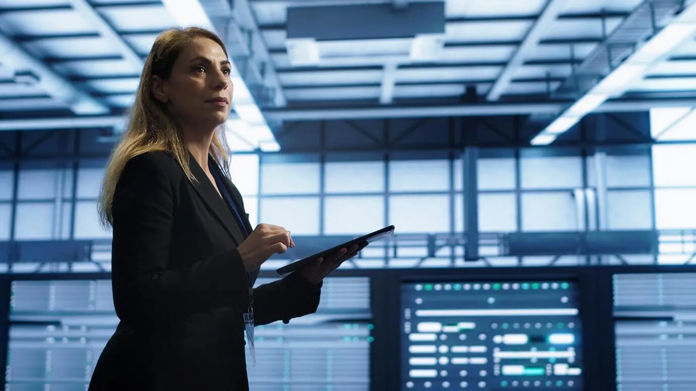 Eine Frau im Rechenzentrum stellt sicher, dass die Rigs optimal funktionieren.